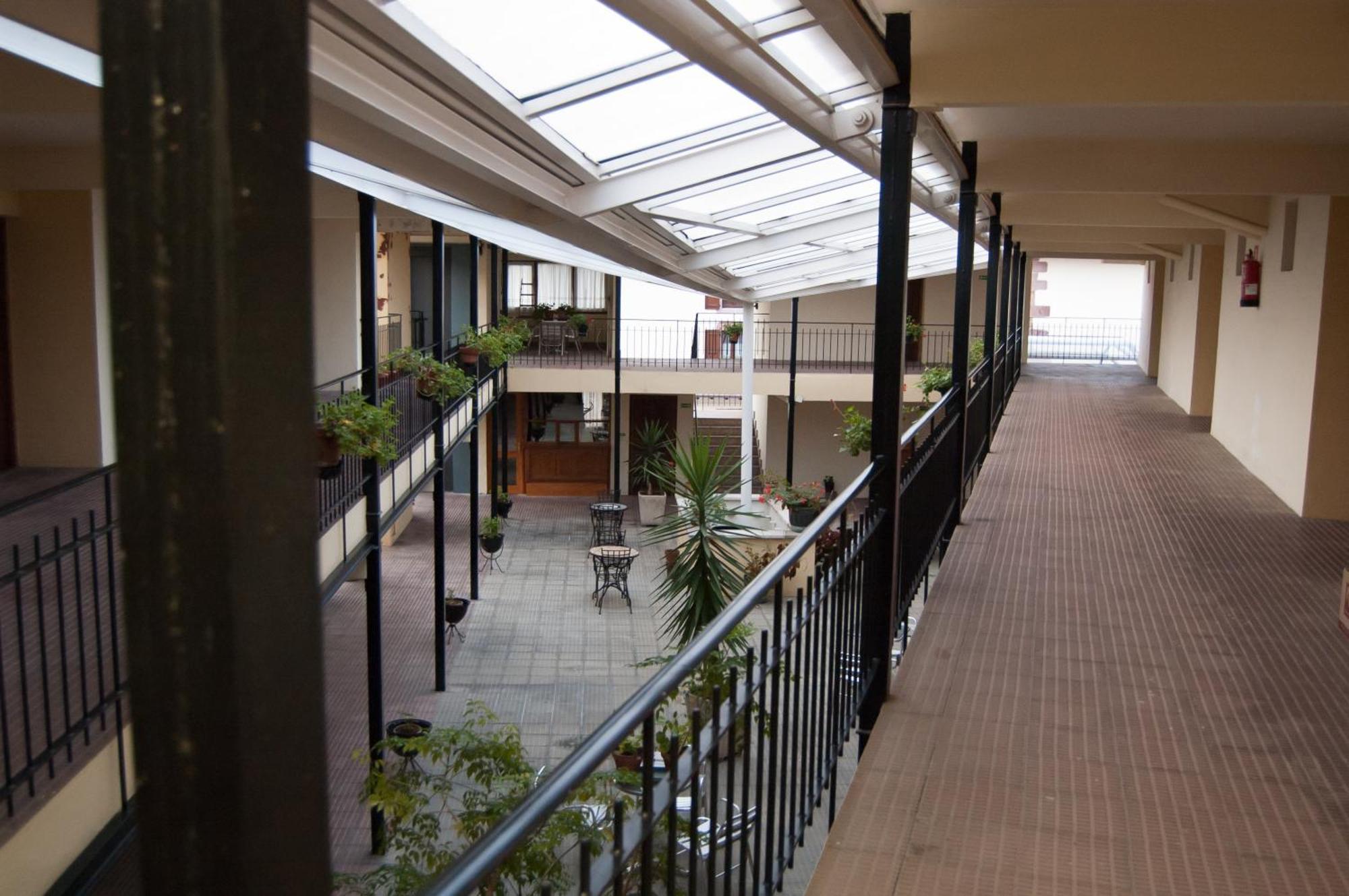 Hotel Urgain Oronoz-Mugaire Bagian luar foto