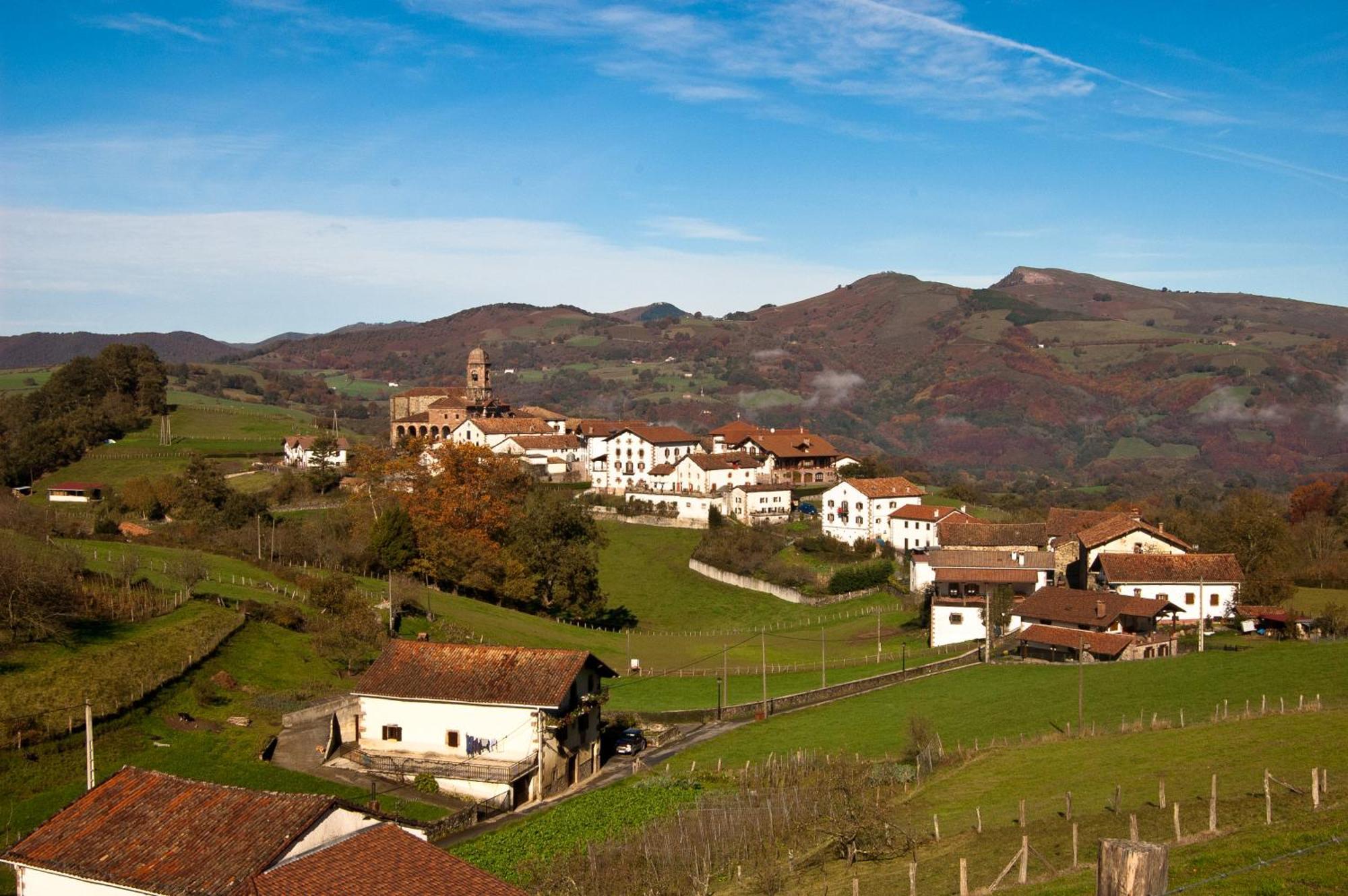 Hotel Urgain Oronoz-Mugaire Bagian luar foto