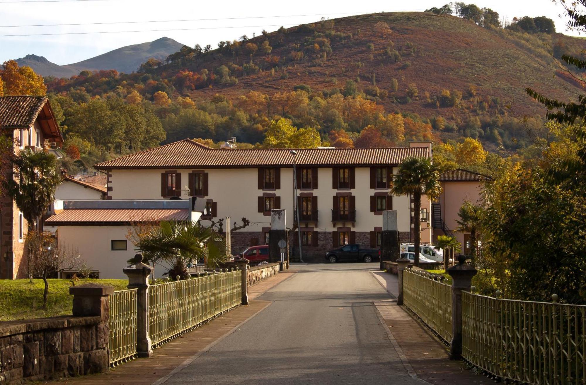 Hotel Urgain Oronoz-Mugaire Bagian luar foto