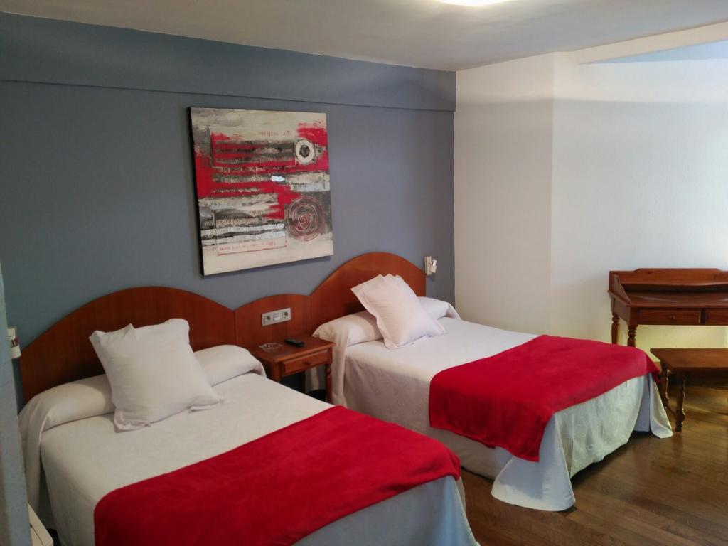 Hotel Urgain Oronoz-Mugaire Bagian luar foto